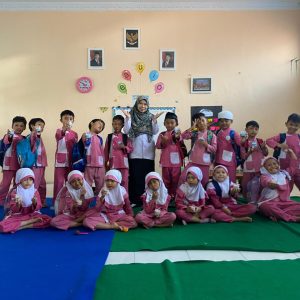 TK Ihsaniyah 1 Gelar Program Unggulan “Science Edu Week” dengan Kegiatan Membuat Lilin Aromaterapi